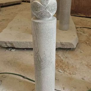 吉林市 芝麻白花岗岩石材挡车石柱、停车柱、圆柱挡车柱、方柱挡车柱等