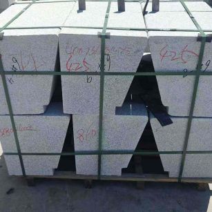 吉林市 芝麻白异形坐凳，石凳