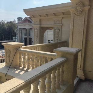 吉林市 黄金麻别墅外墙干挂雕花配合阳台栏杆花瓶柱