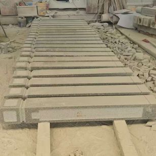 吉林市 芝麻白异形加工雕刻-栏杆大柱，方柱