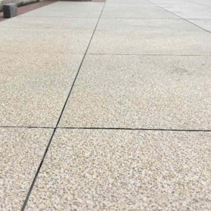 吉林市 黄金麻花岗岩石板材荔枝面地面铺装效果