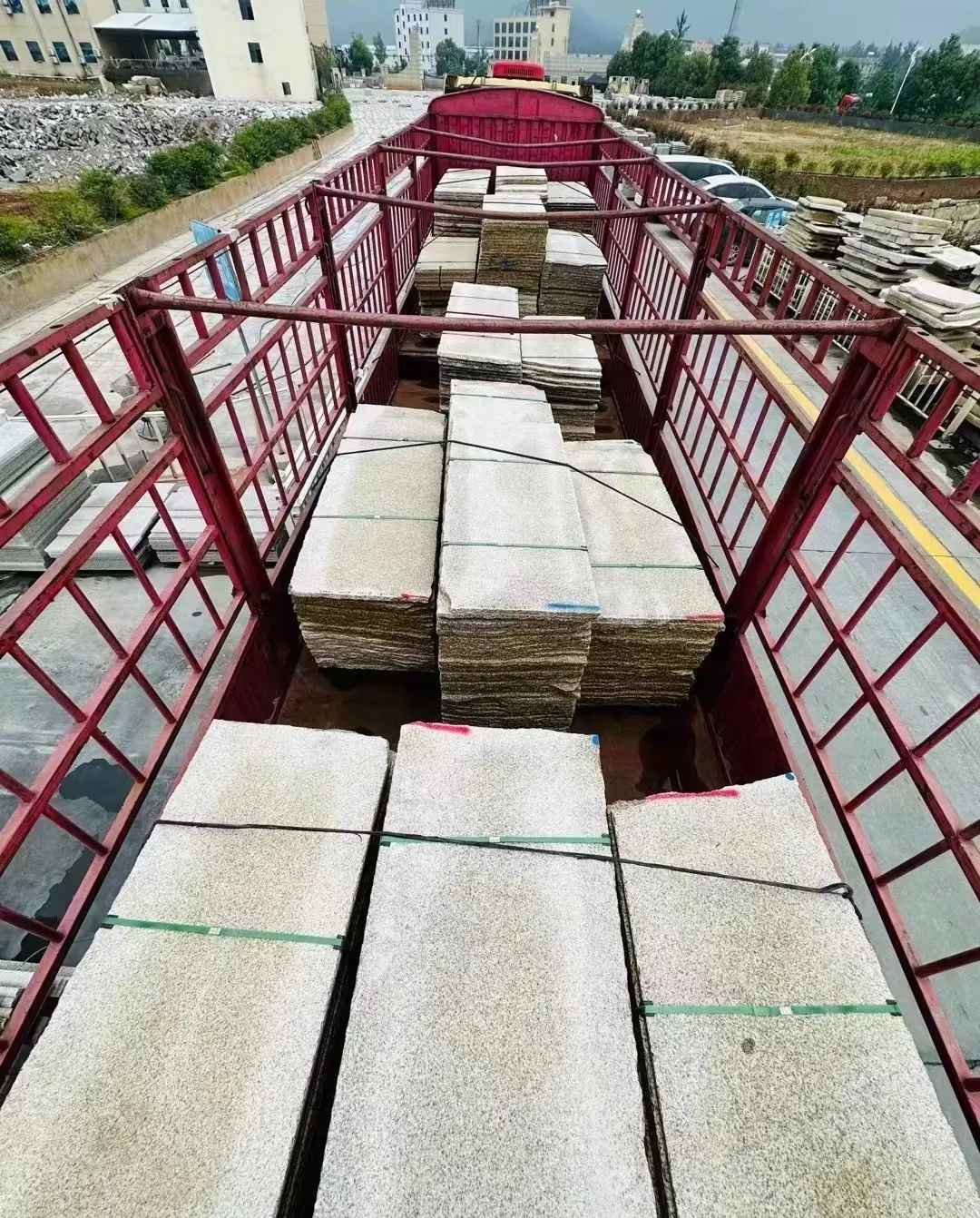 吉林市 黄金麻花岗岩荔枝面，光面毛板装车完成