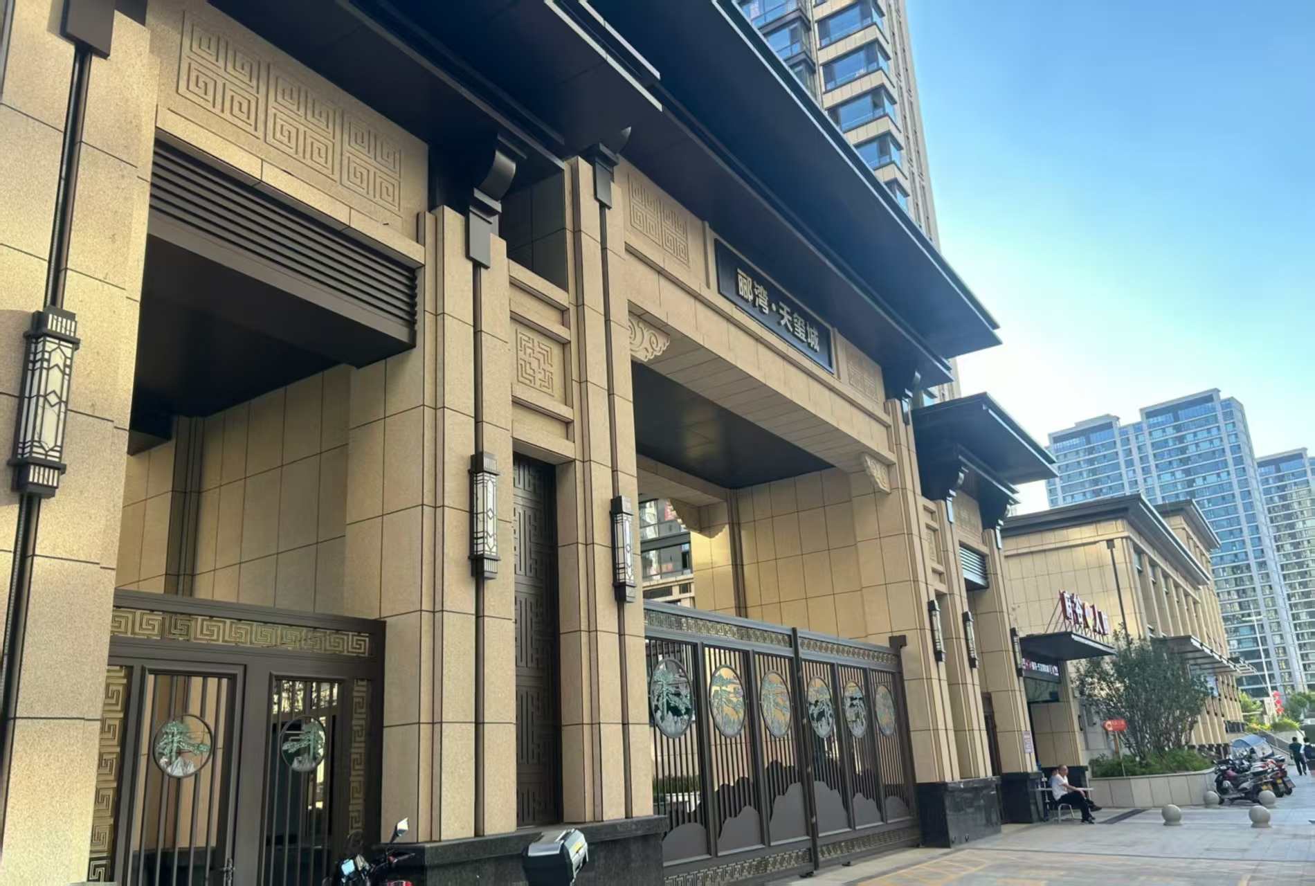 吉林市 黄金麻花岗岩荔枝面小区门楼外墙干挂