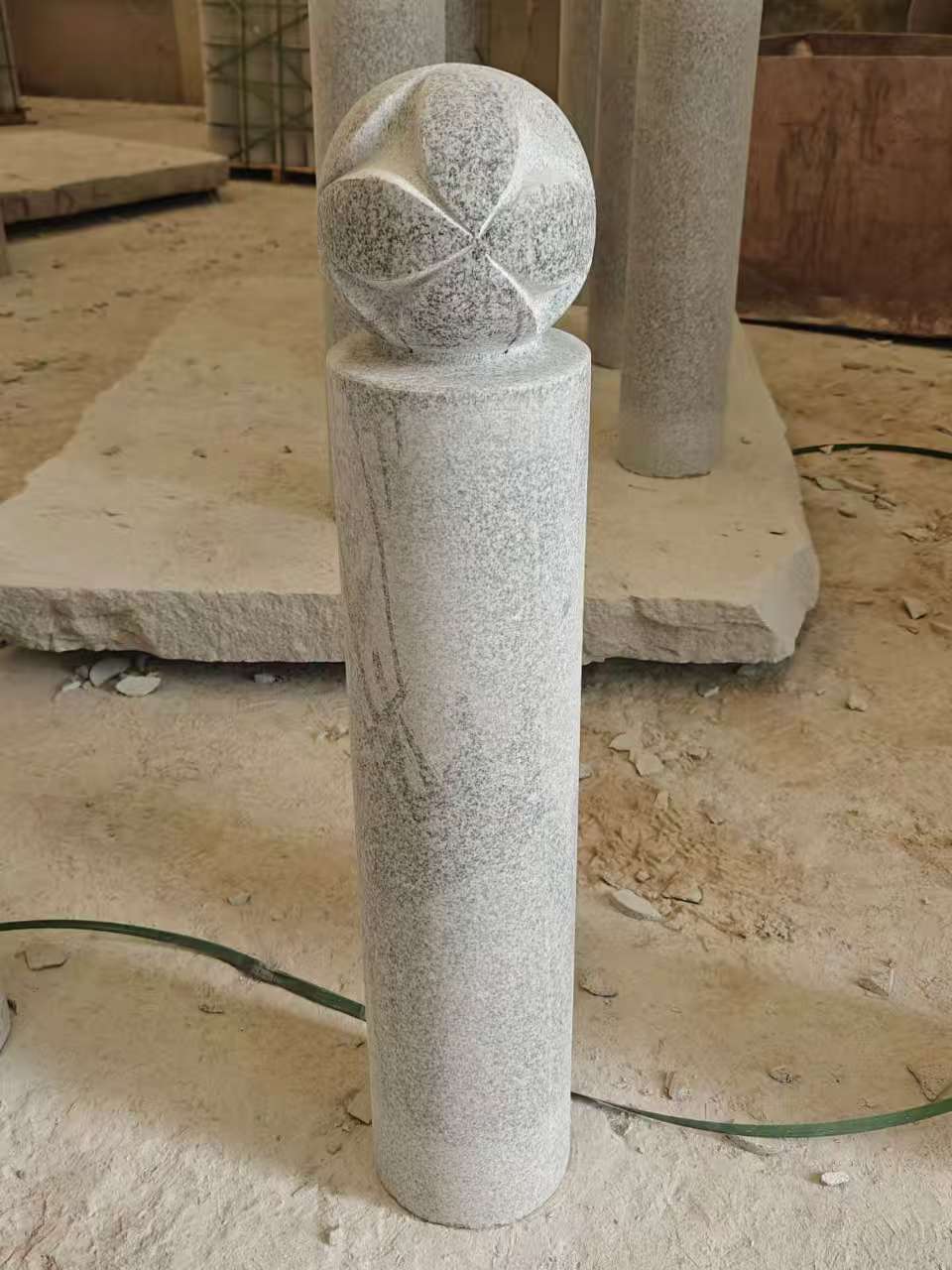 吉林市 芝麻白花岗岩石材挡车石柱、停车柱、圆柱挡车柱、方柱挡车柱等