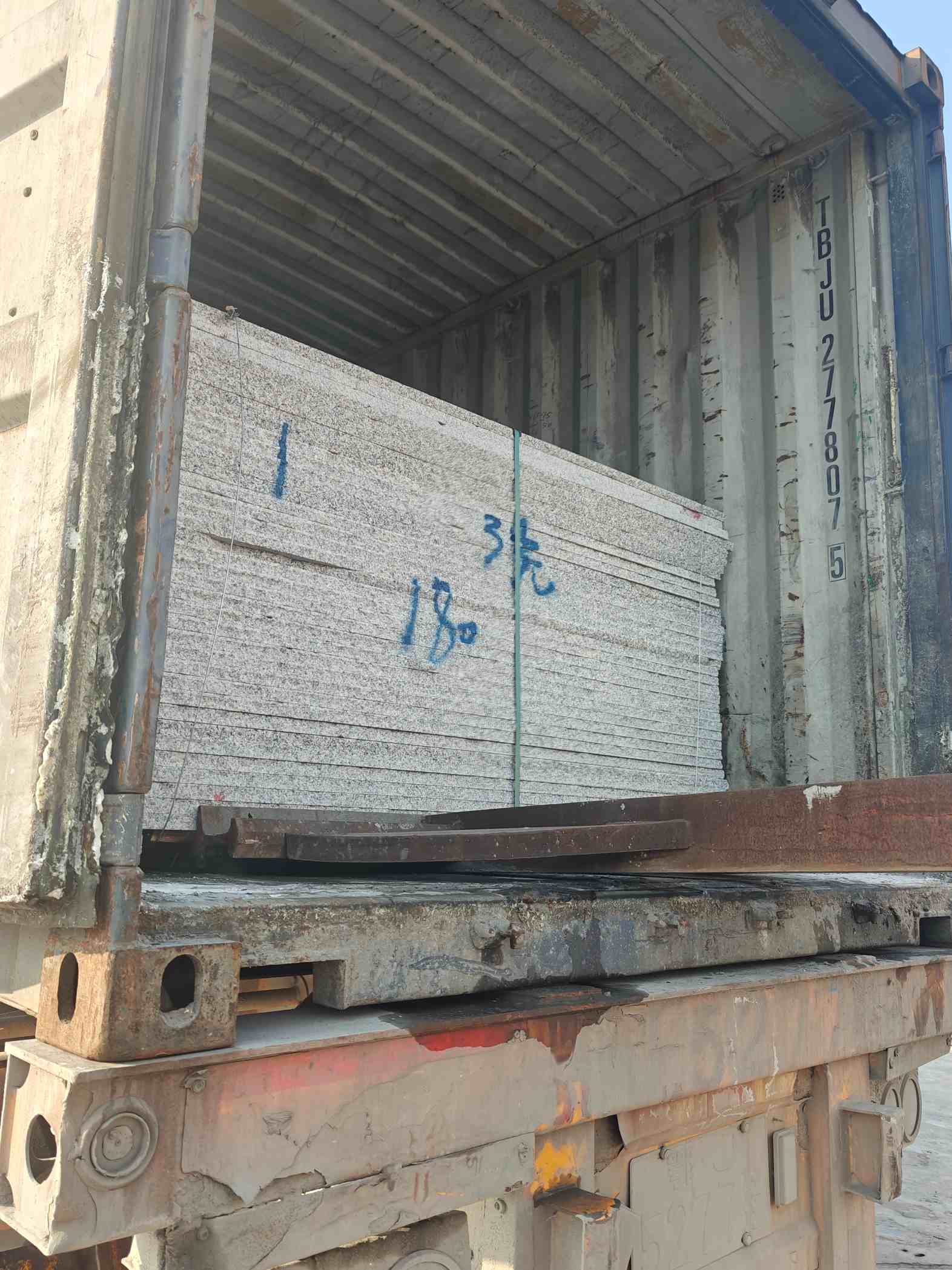 吉林市 芝麻白花岗岩石材3.0公分光面毛板装柜出货