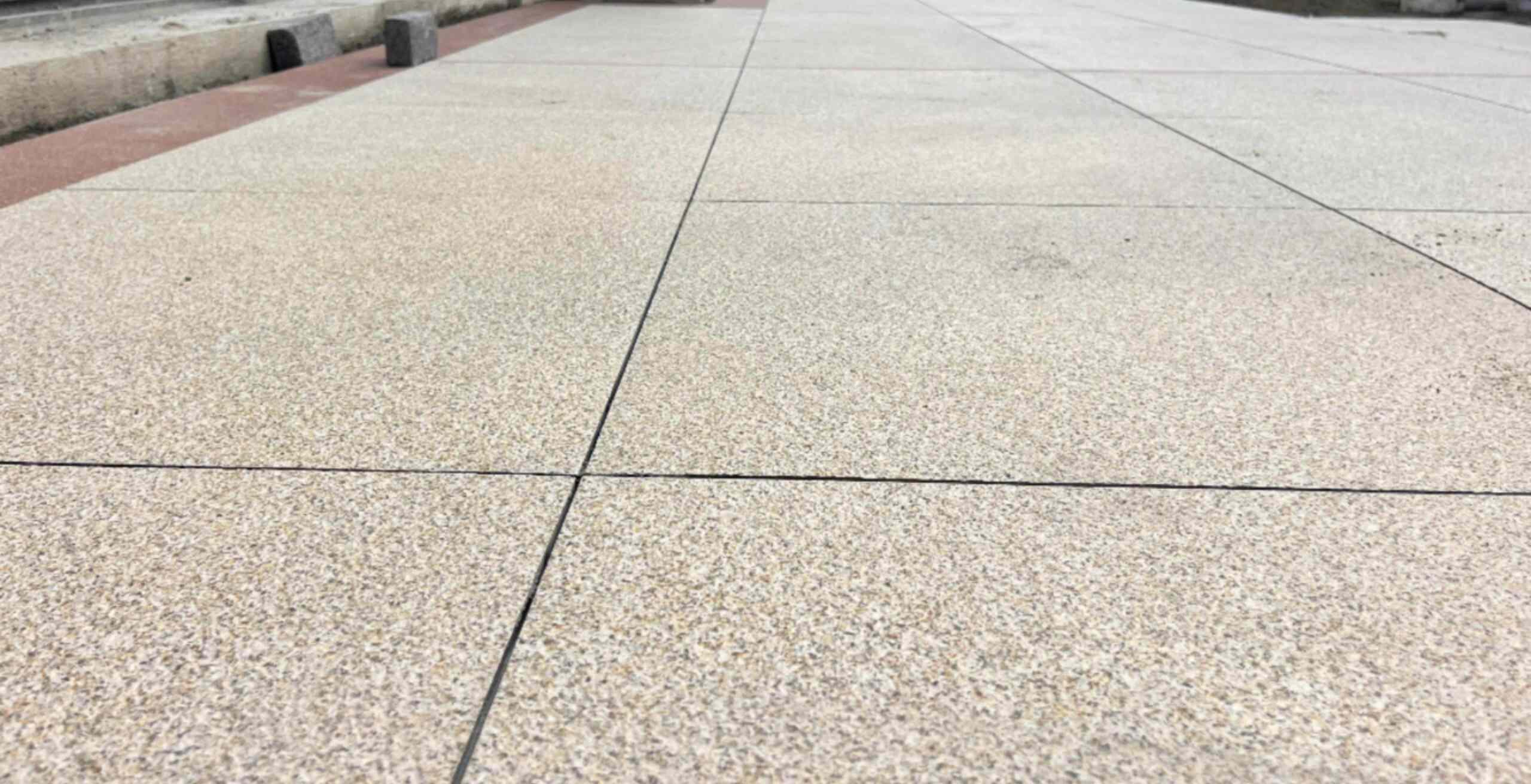 吉林市 黄金麻花岗岩石板材荔枝面地面铺装效果