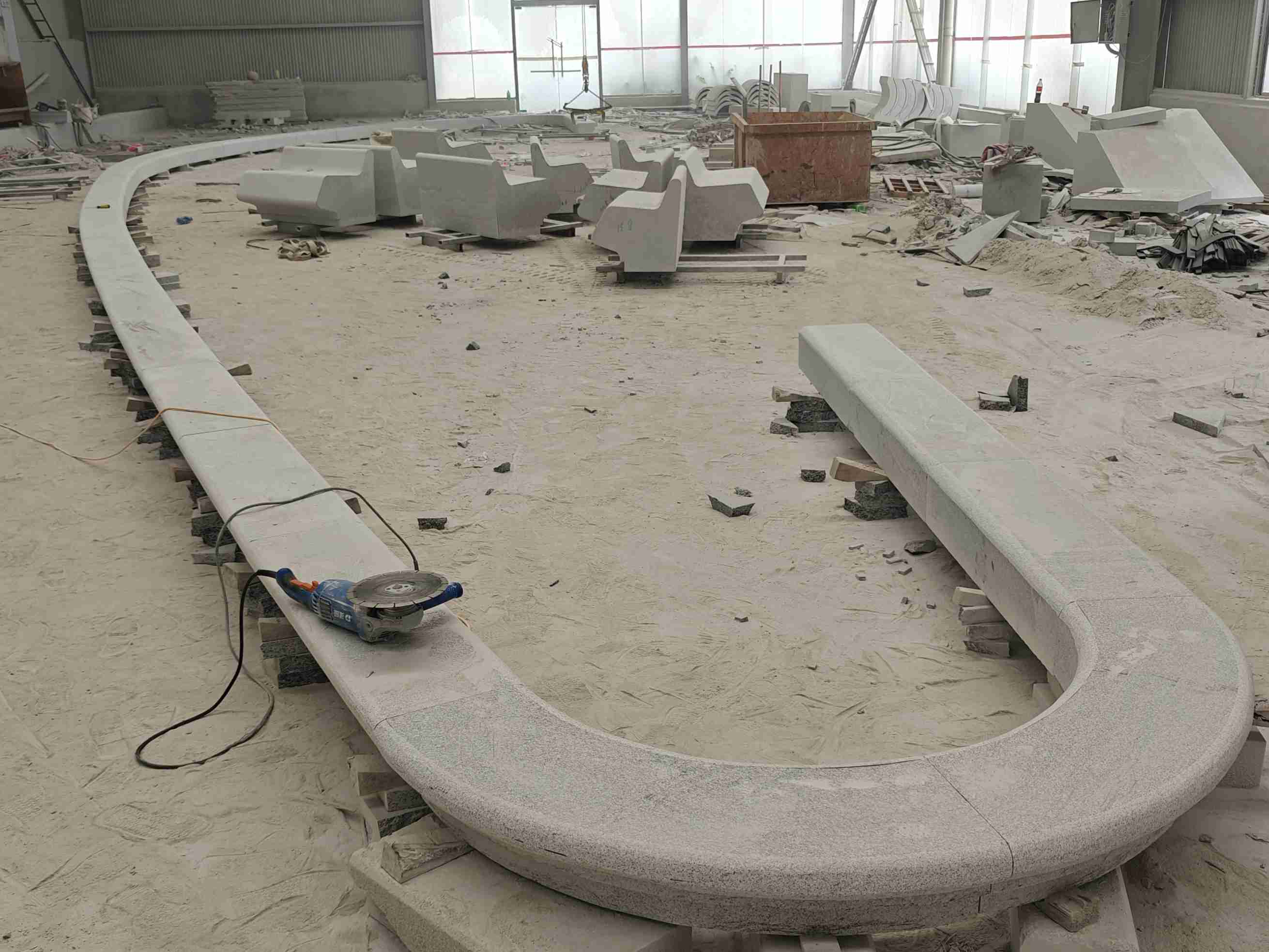 吉林市 芝麻白花岗岩弧形花坛石，坐凳石