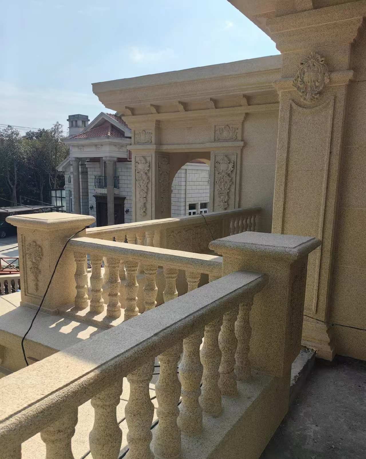 吉林市 黄金麻别墅外墙干挂雕花配合阳台栏杆花瓶柱