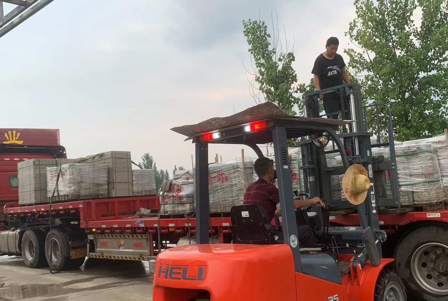 吉林市 黄金麻冰裂纹，地铺石装车
