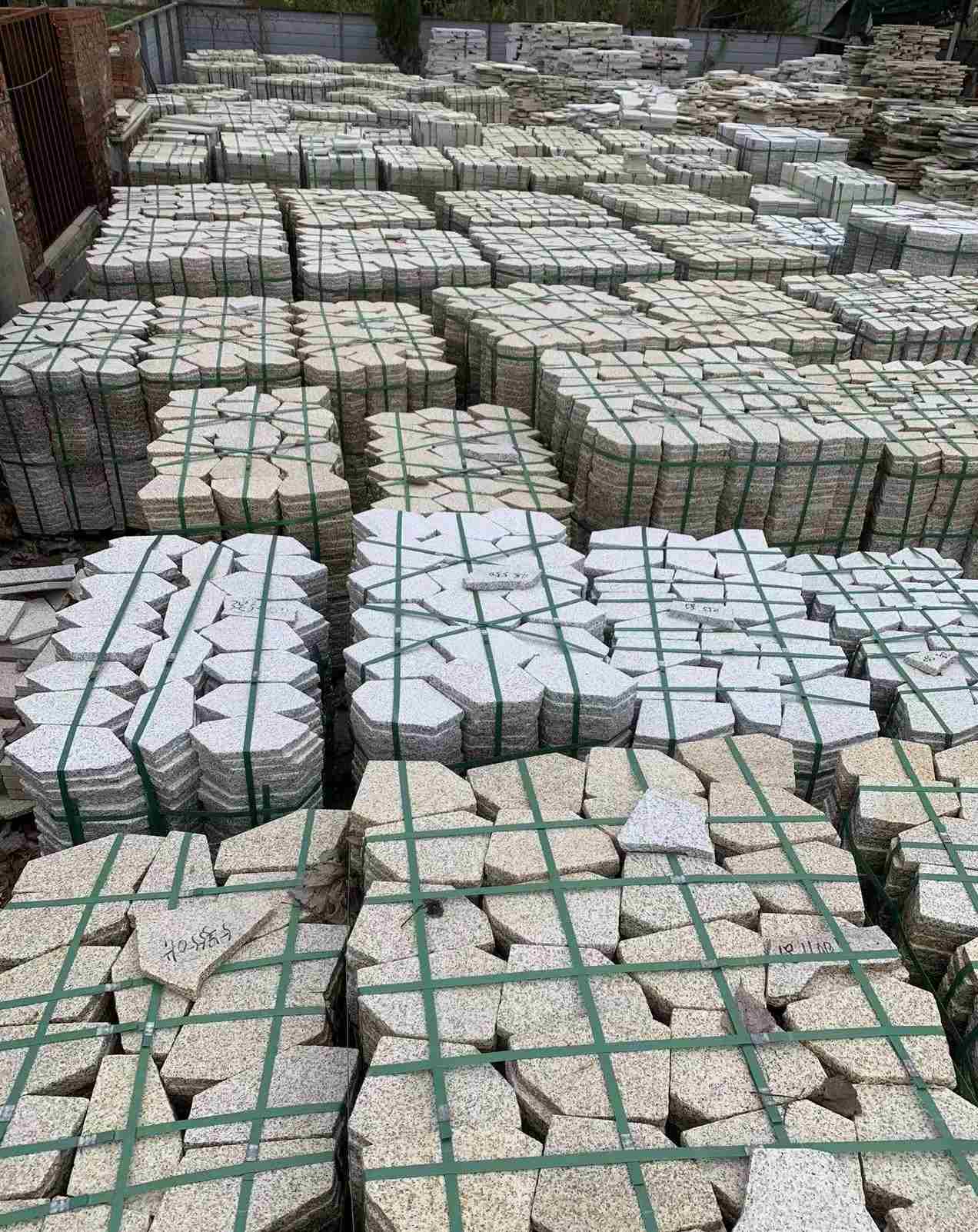 吉林市 黄金麻白麻花岗岩荔枝面地铺石(冰裂纹)