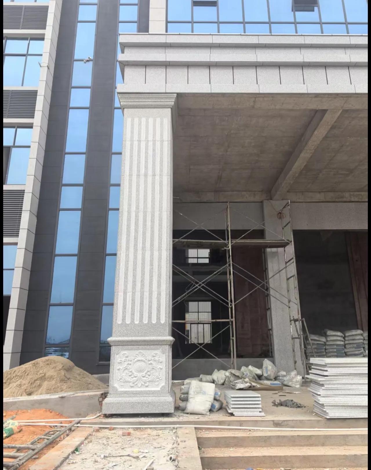 吉林市 芝麻白光面花岗岩门楼大柱（罗马柱）配雕花底座