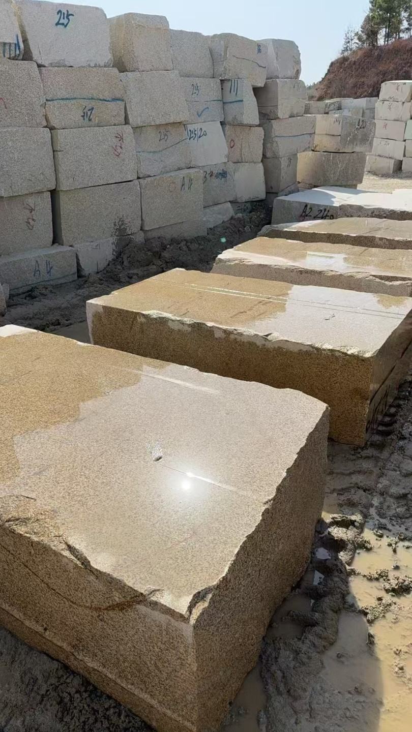 吉林市 黄金麻方料堆场洗料分选中，原材料充足