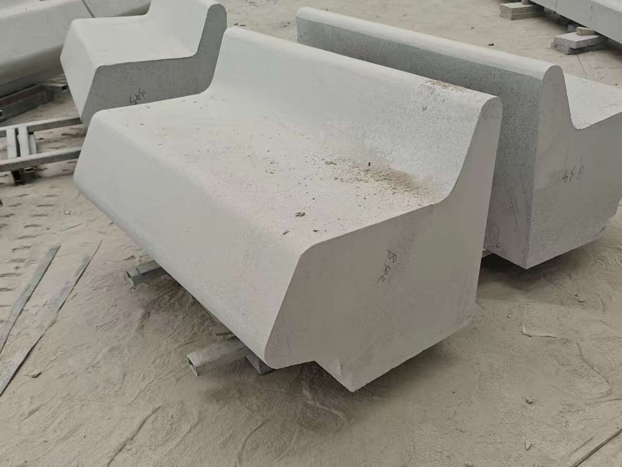 吉林市 芝麻白花岗岩异形坐凳，石凳