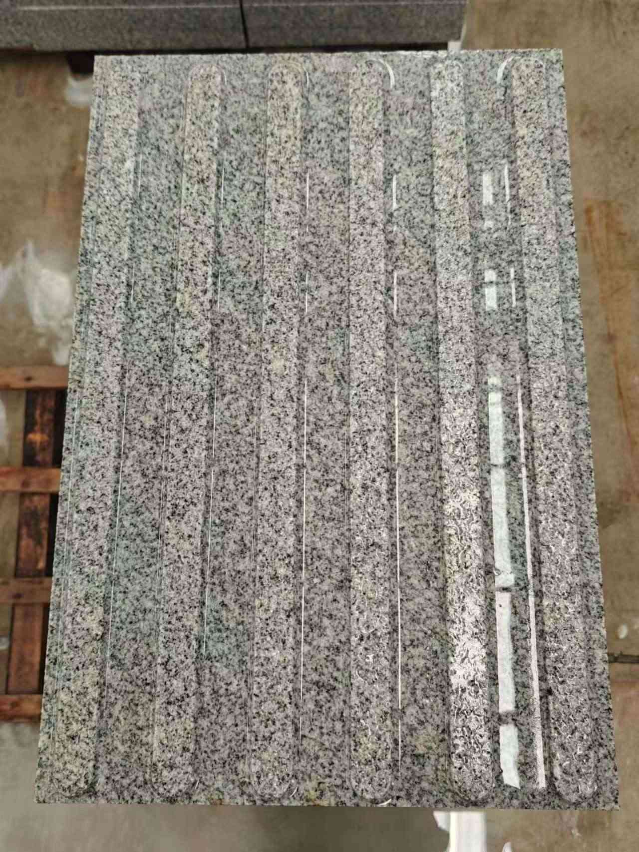 吉林市 芝麻白花岗岩荔枝面雕刻盲道，盲条