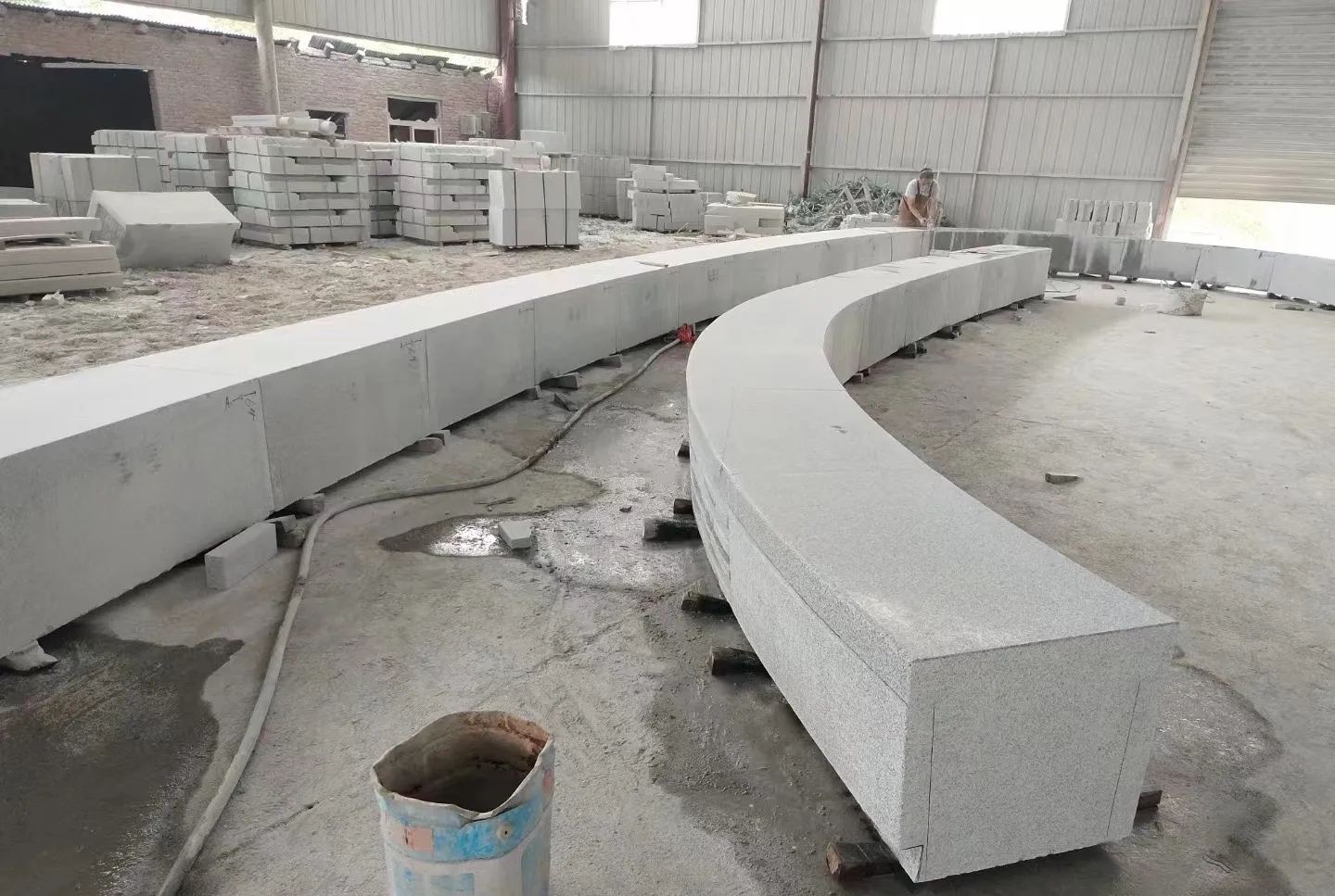 吉林市芝麻白花岗岩石板材 园林光面弧形坐凳