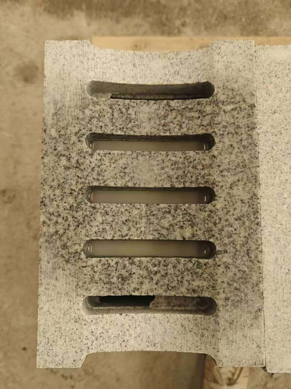 吉林市 芝麻白拉丝面花岗岩U型开槽排水槽