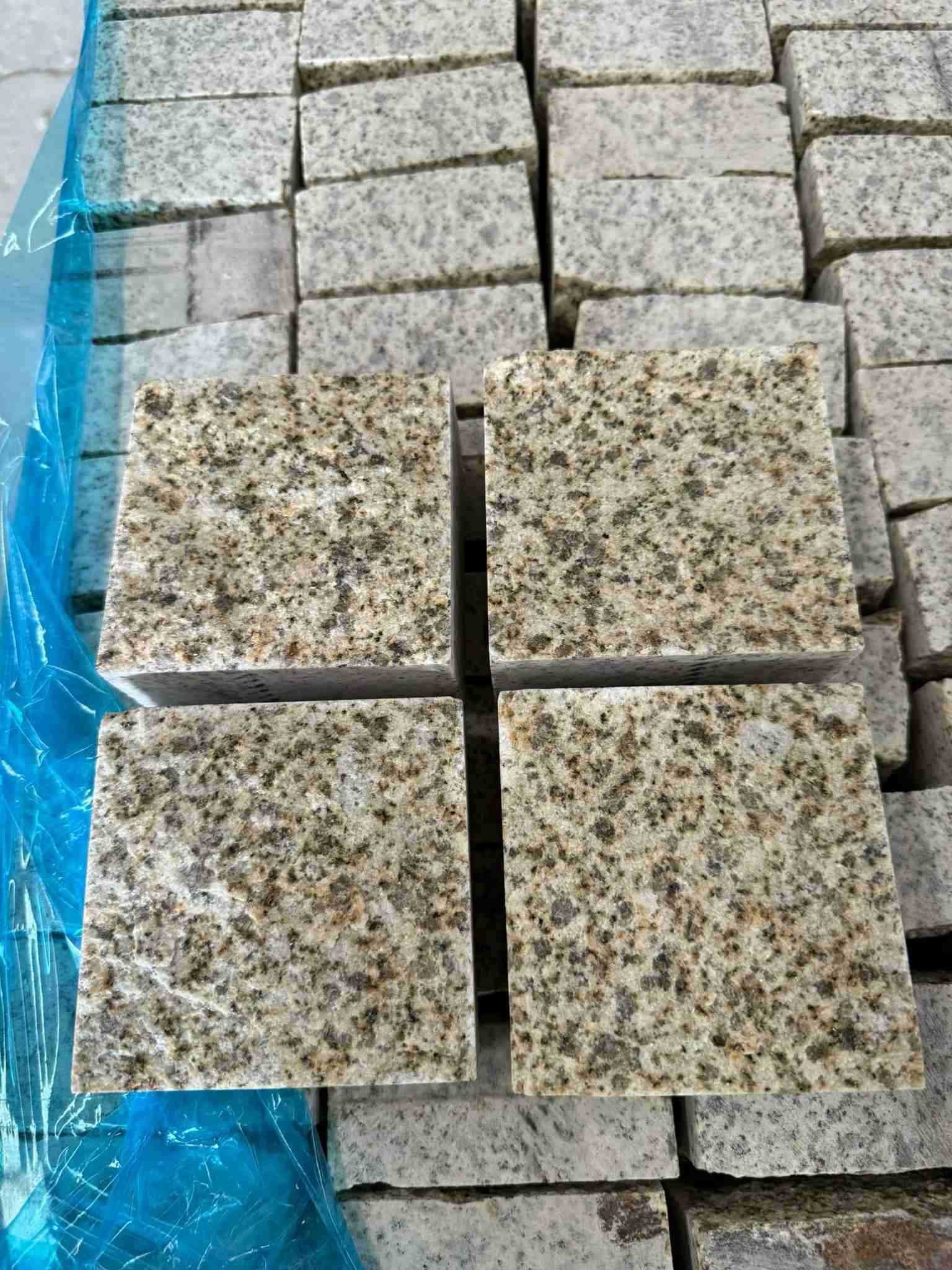 吉林市 黄金麻花岗岩自然面小方块，弹石，马蹄石等