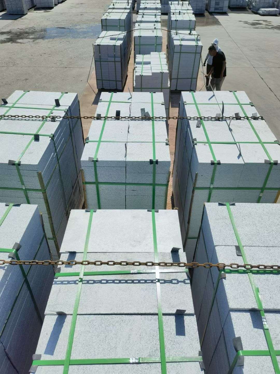 吉林市 芝麻白花岗岩5公分地铺石 花岗岩厂家工厂装车日常