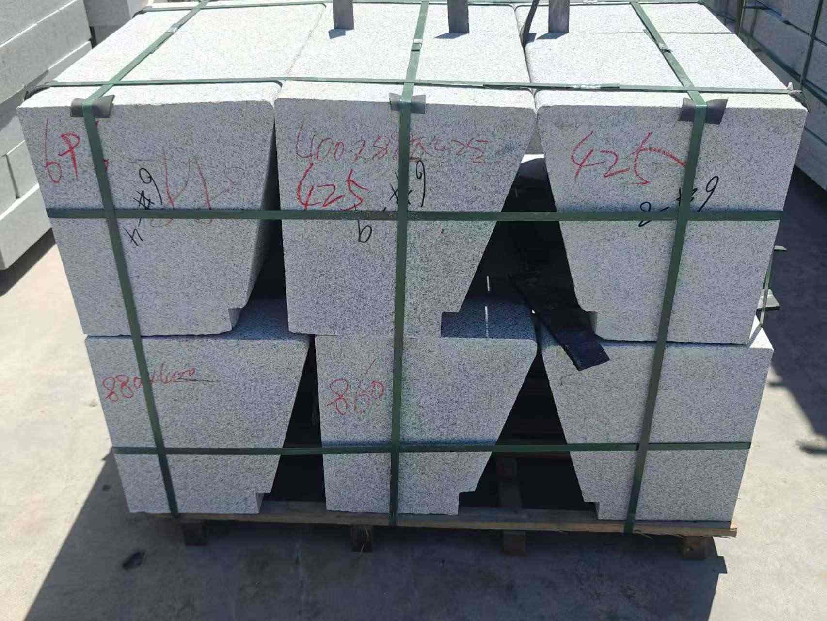 吉林市 芝麻白异形坐凳，石凳