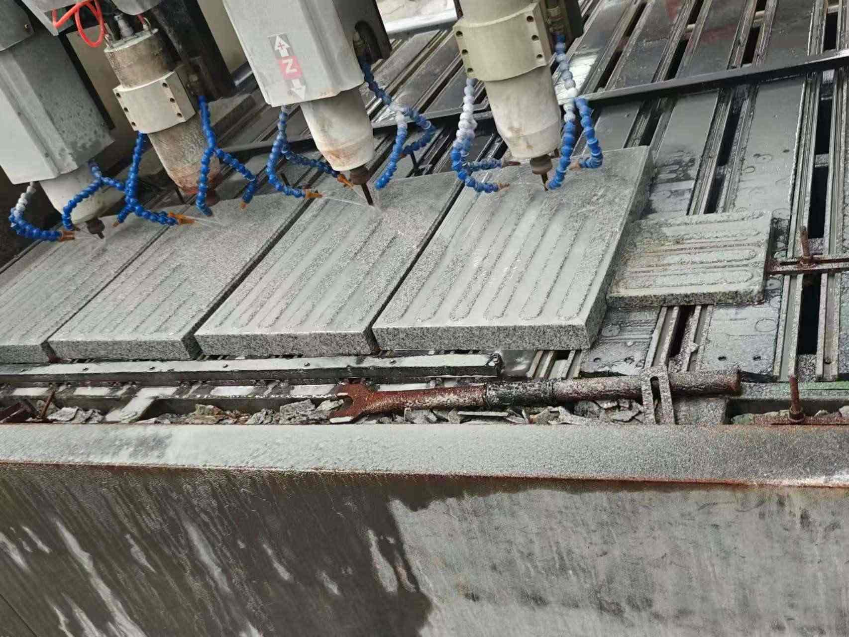 吉林市 芝麻白花岗岩荔枝面盲道雕刻