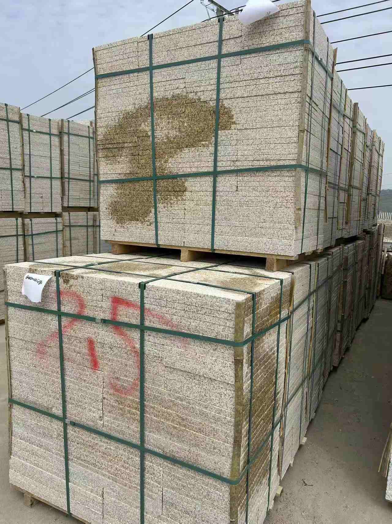 吉林市 黄金麻花岗岩石材荔枝面地铺石2.5*300*600