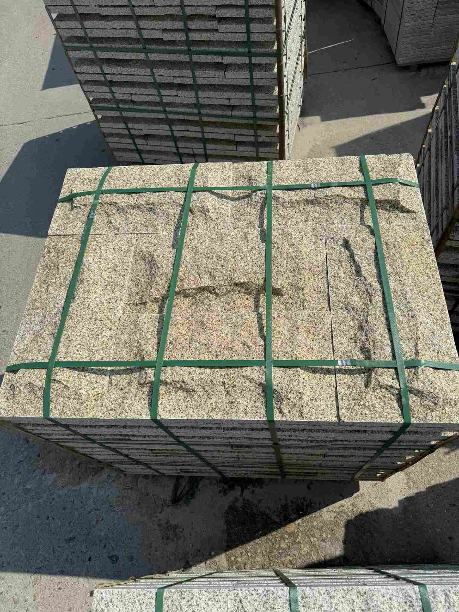 吉林市 黄金麻花岗岩石材自然面蘑菇石成品