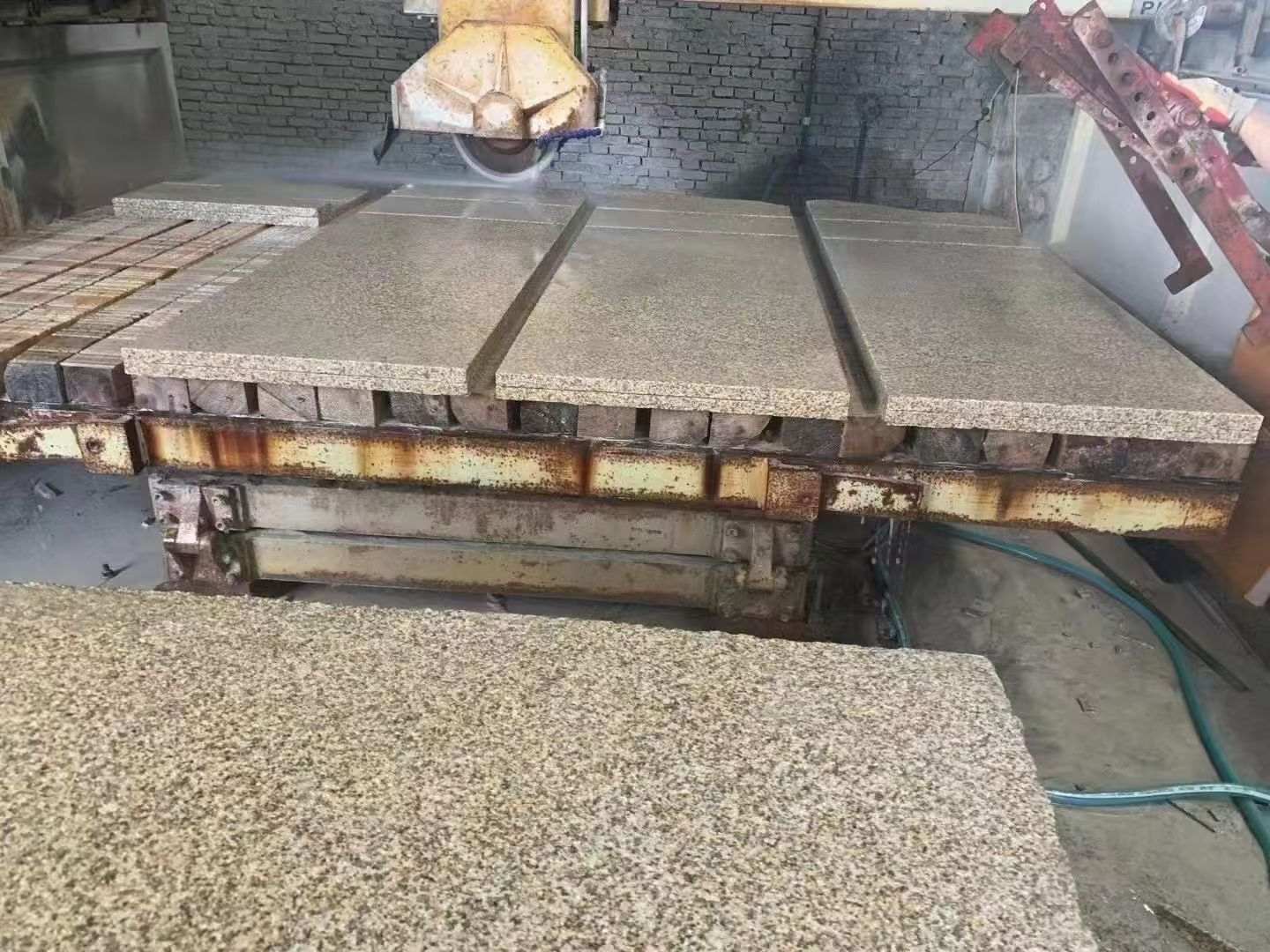 吉林市 黄金麻荔枝面成品板加工