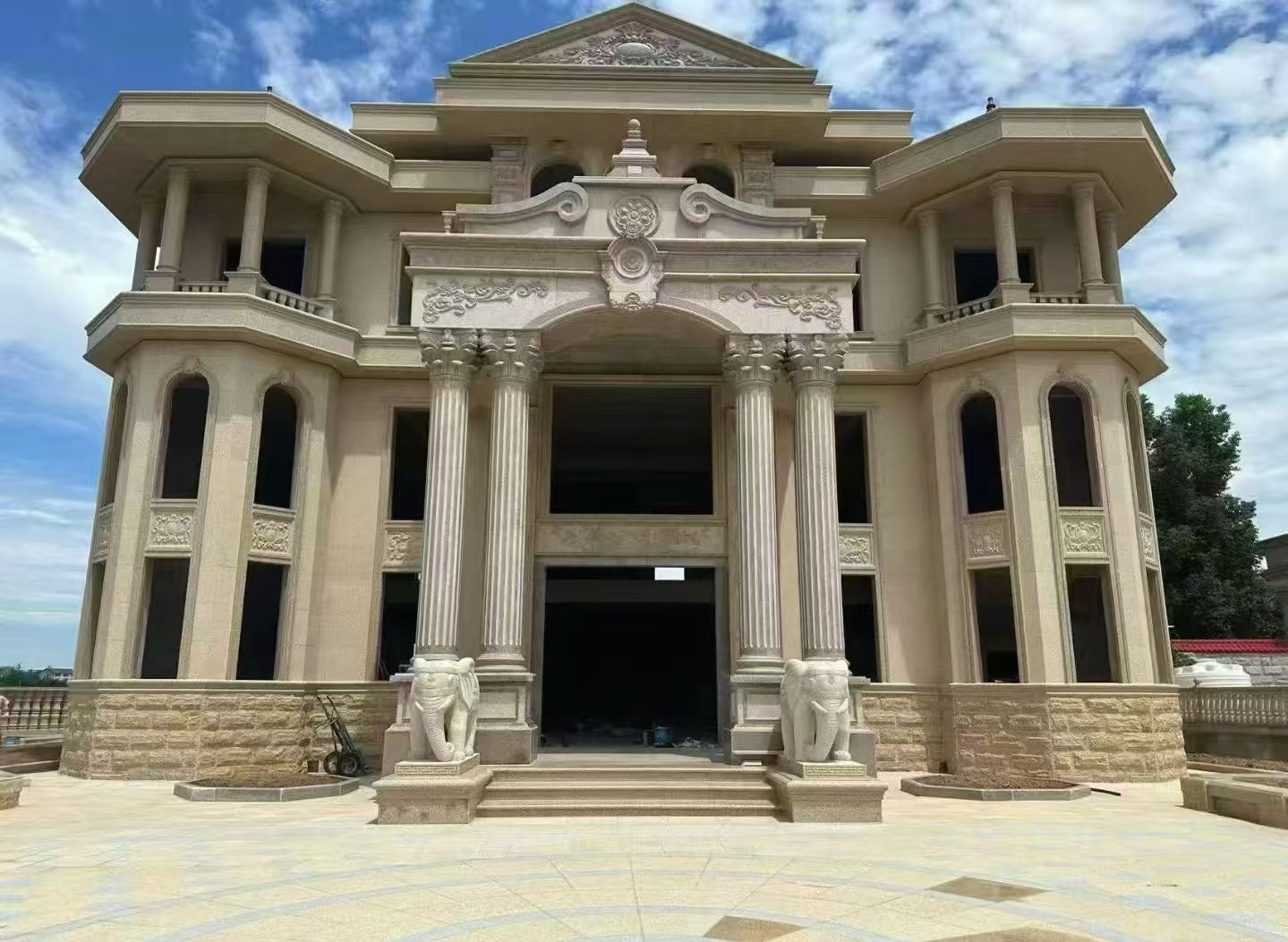 吉林市 黄金麻别墅外墙干挂，大柱，大象，蘑菇石，雕花板