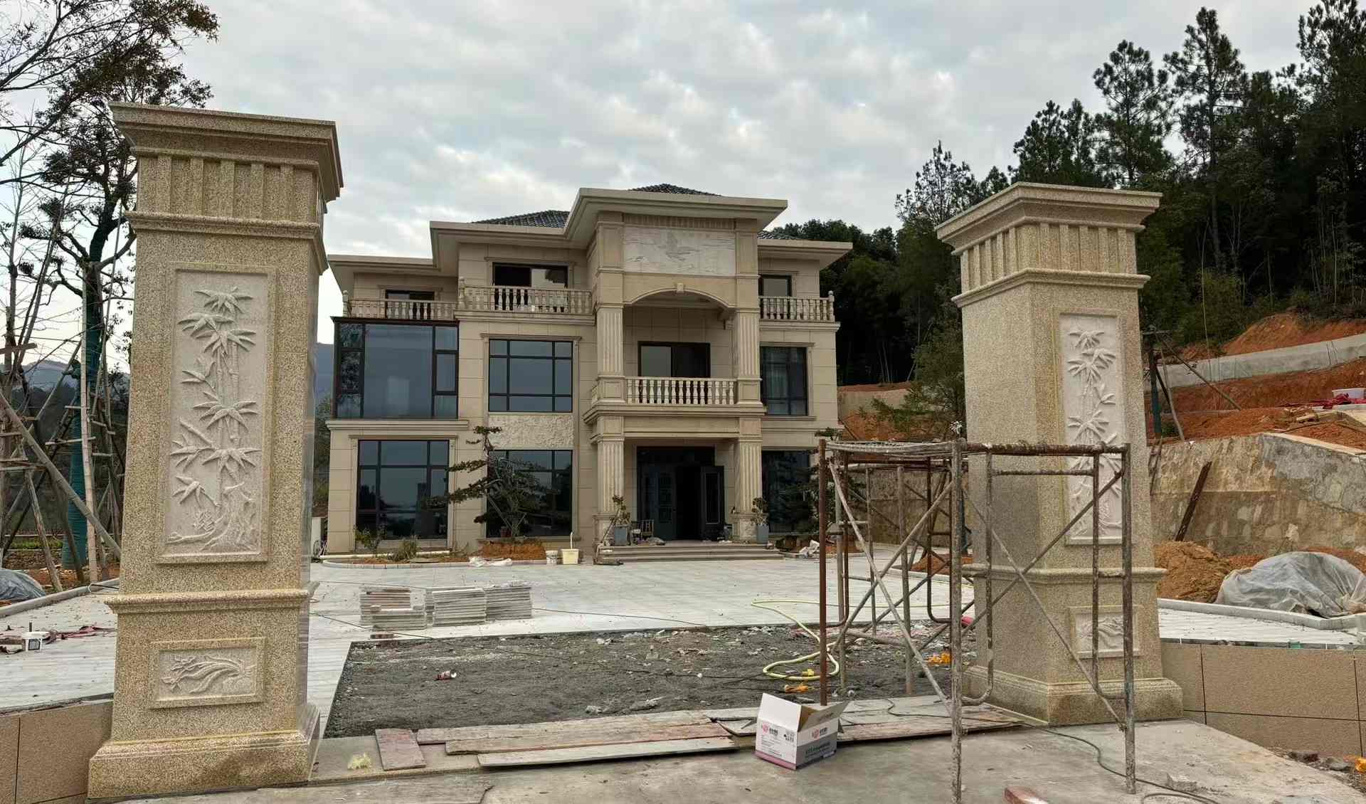 吉林市 黄金麻花岗岩别墅雕花外墙干挂配上门口雕花罗马柱